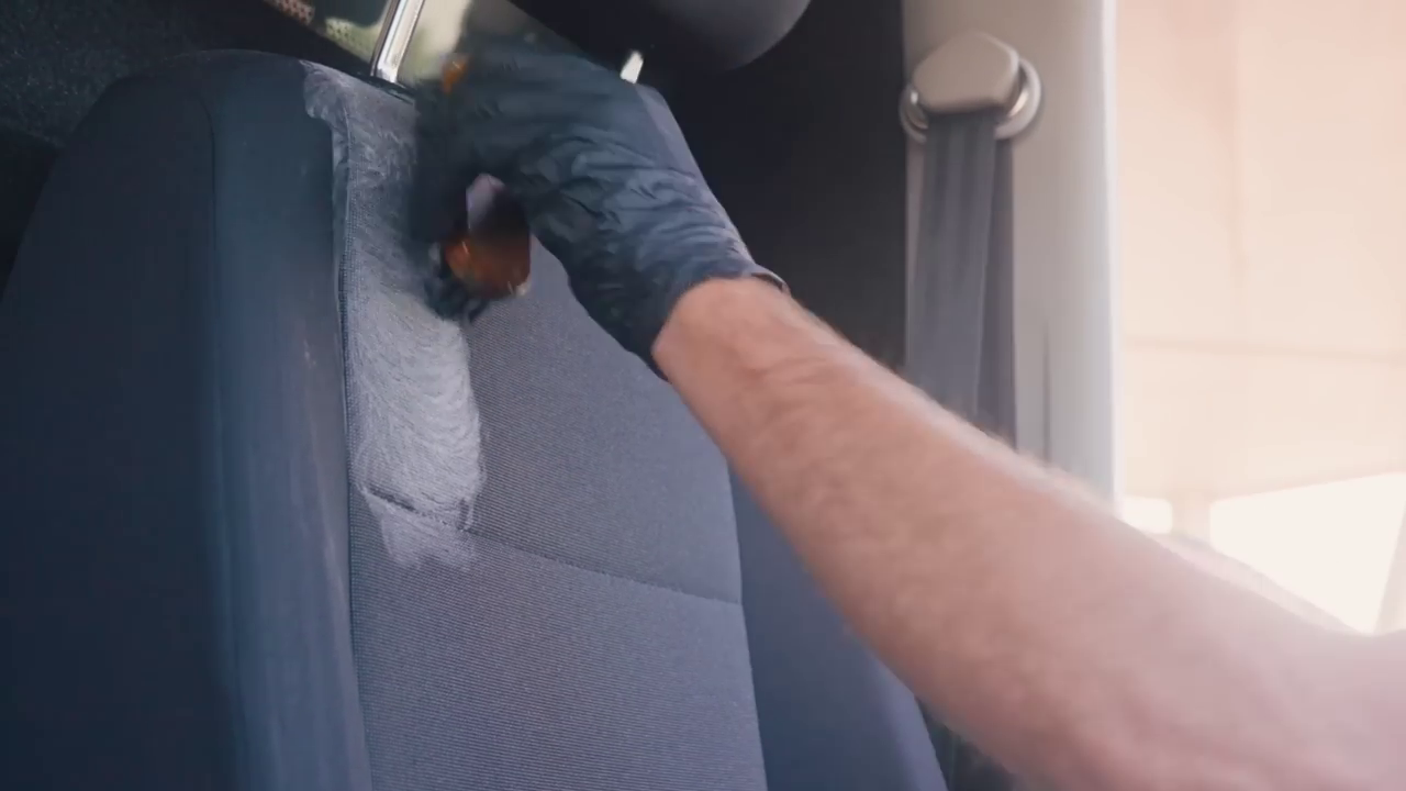 autogordel, stofzuiger, auto interieur, kledingstreep?, hand
