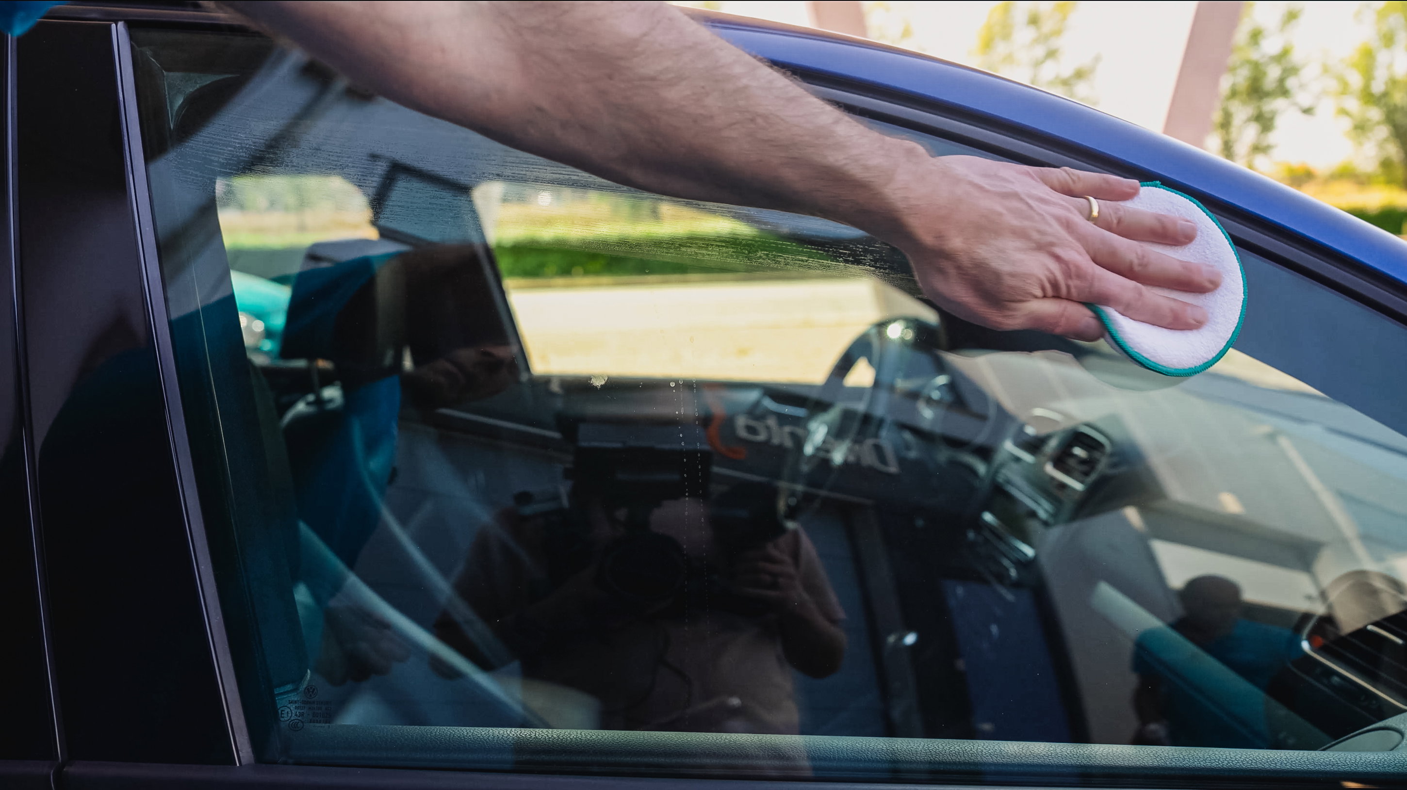 auto reinigen, auto glas, window cleaning, hand with pad, car windshield