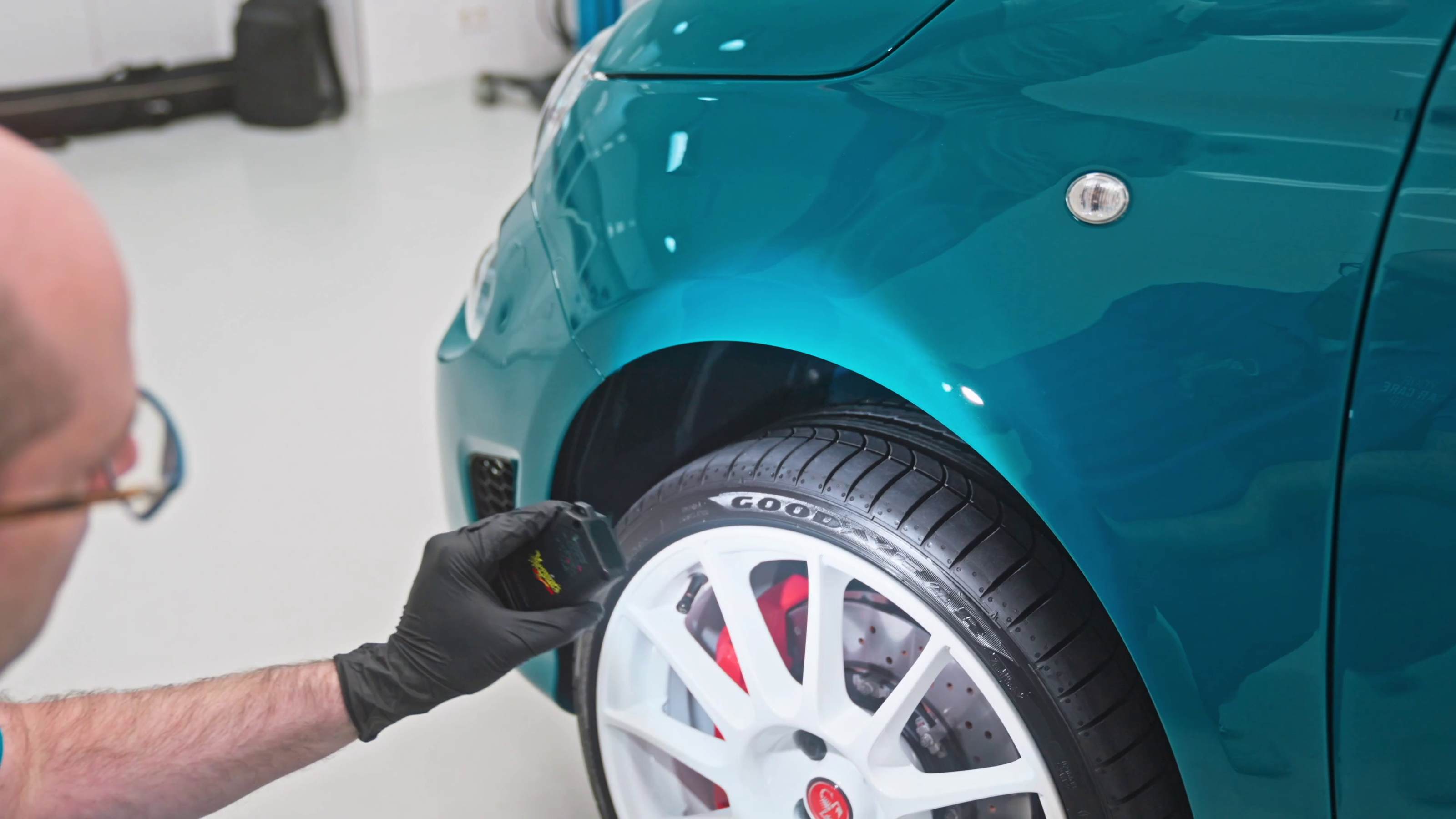 Rubber coaten - Teaserfoto Lichtmetalen velg, Spaak, Band, Wiel, Handschoen