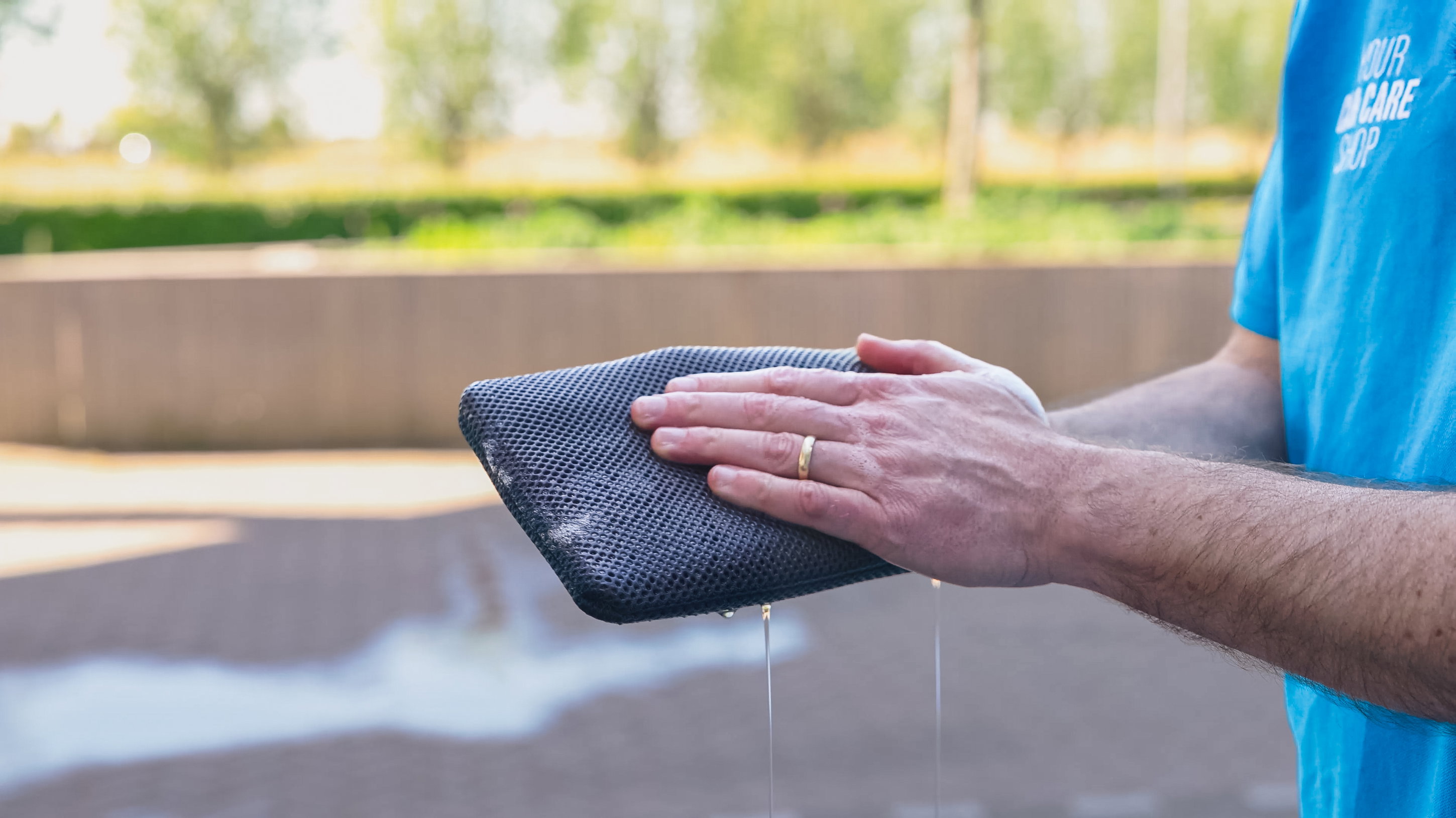 hand, handschoen, blauw shirt, stof, waterproof