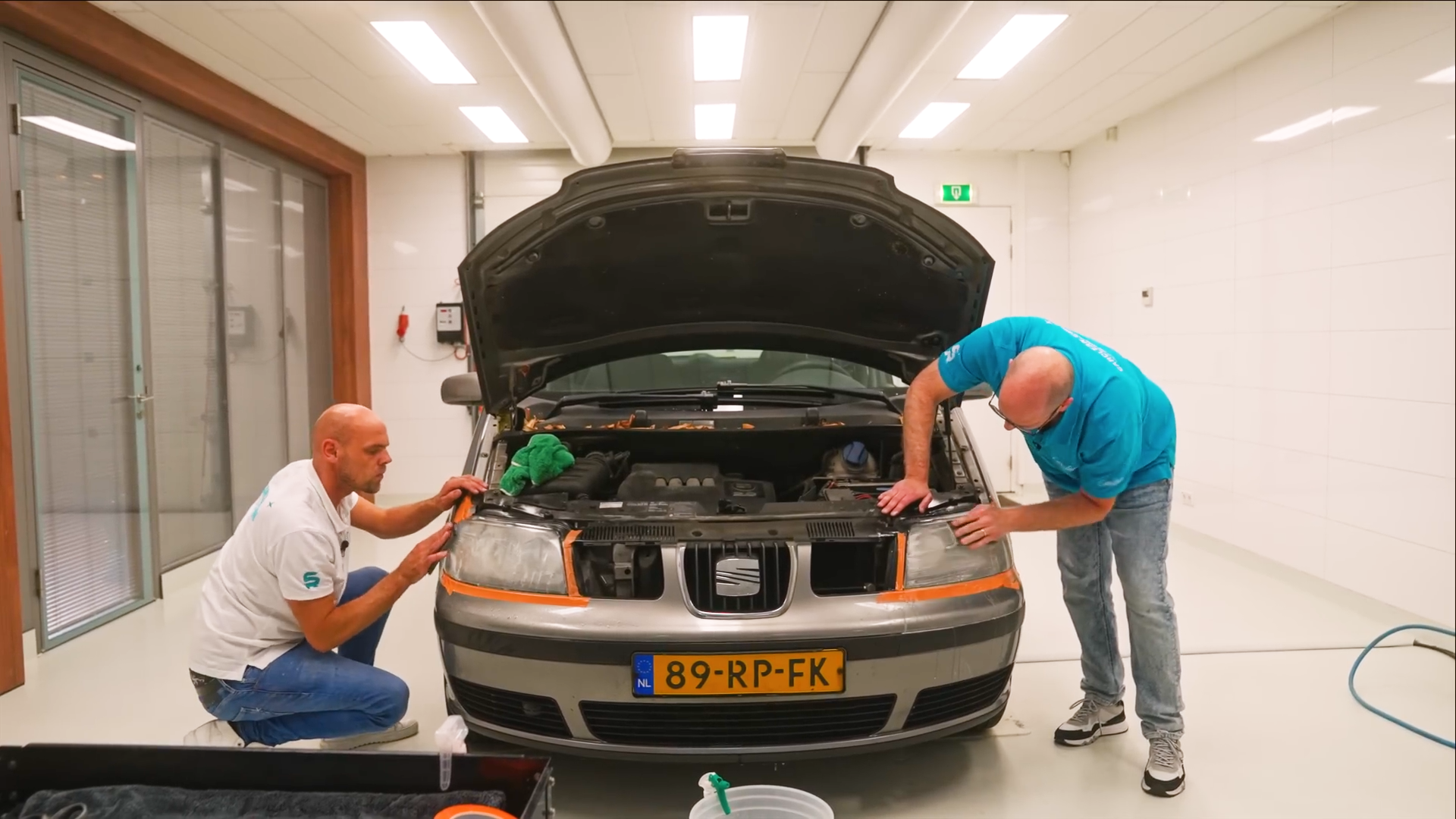 auto onderhoud, vorenklep open, auto reparatie, auto kap open, monteurs aan het werk