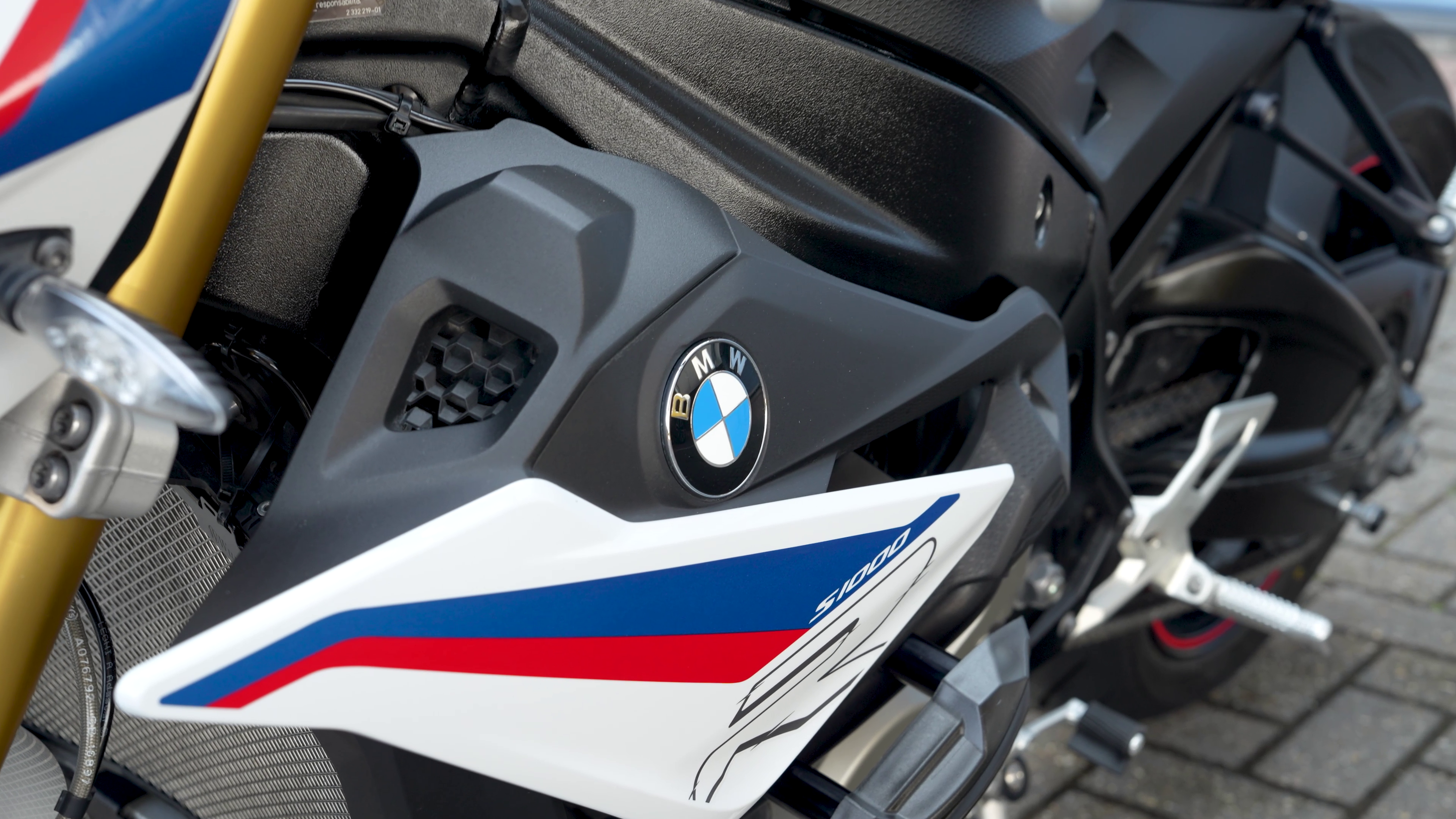 Motor schoonmaken met autoproducten - BMW S1000R Teaser