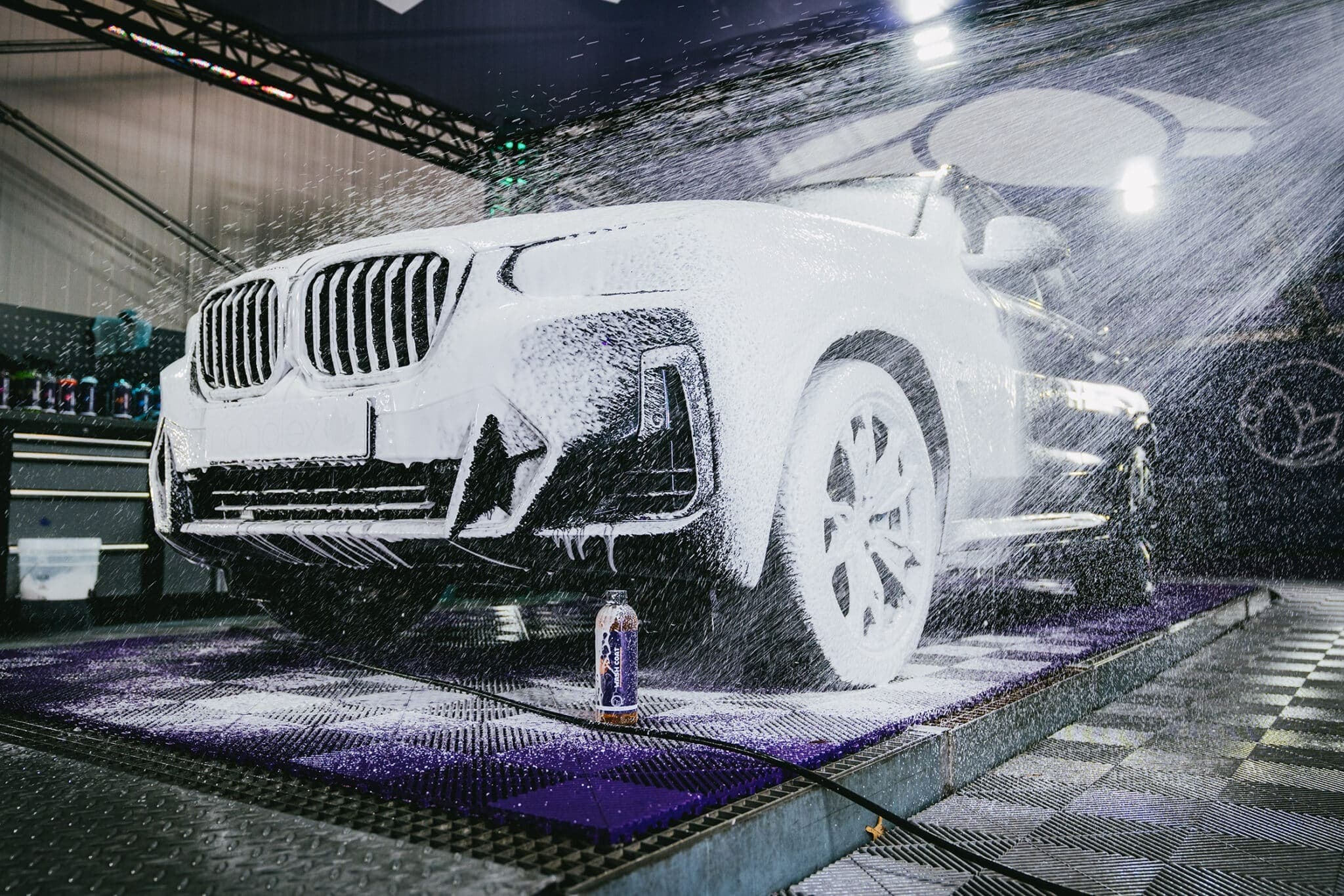 autowashtool, carwash, pressurewash, SUV, white car