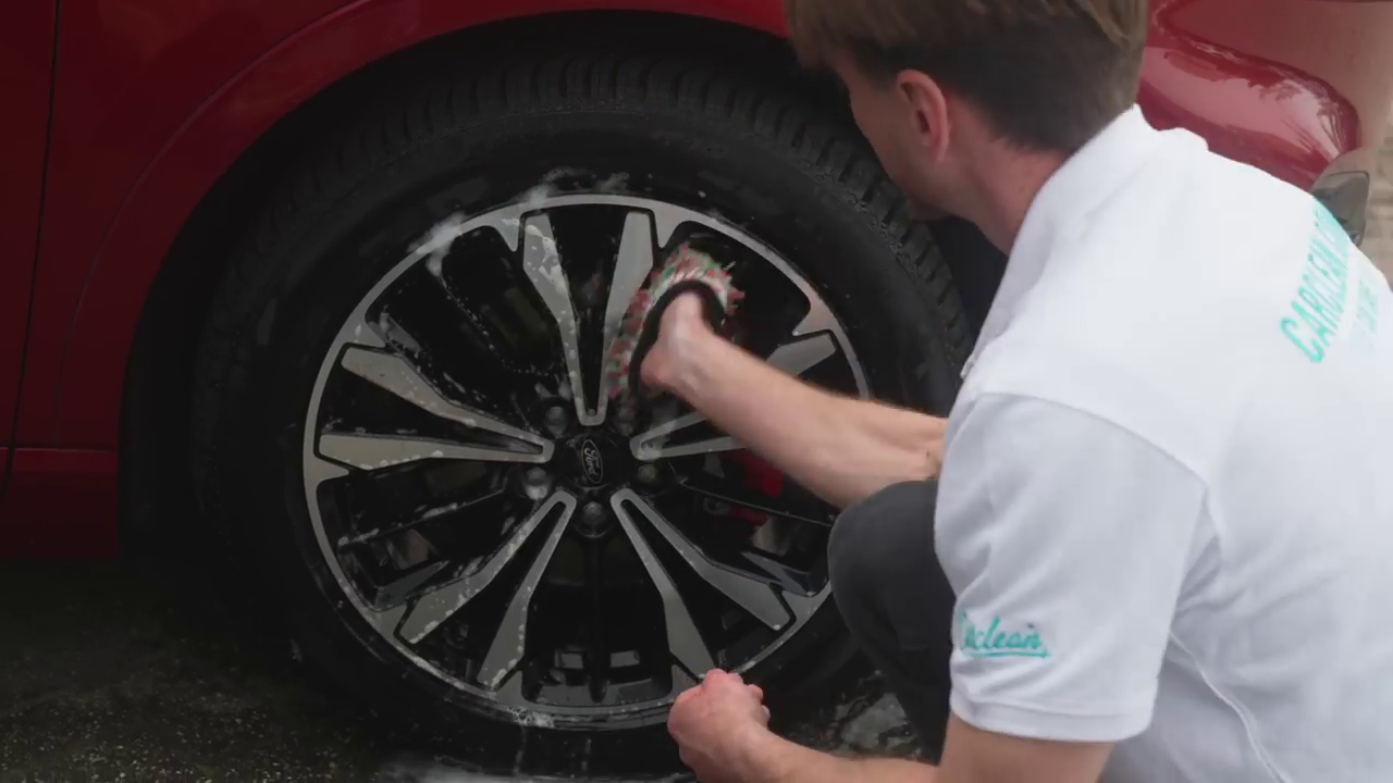 autovelgenreiniger, velgenreinigingsborstel, autowasborstel, zwarte velg, zilverkleurige spaken