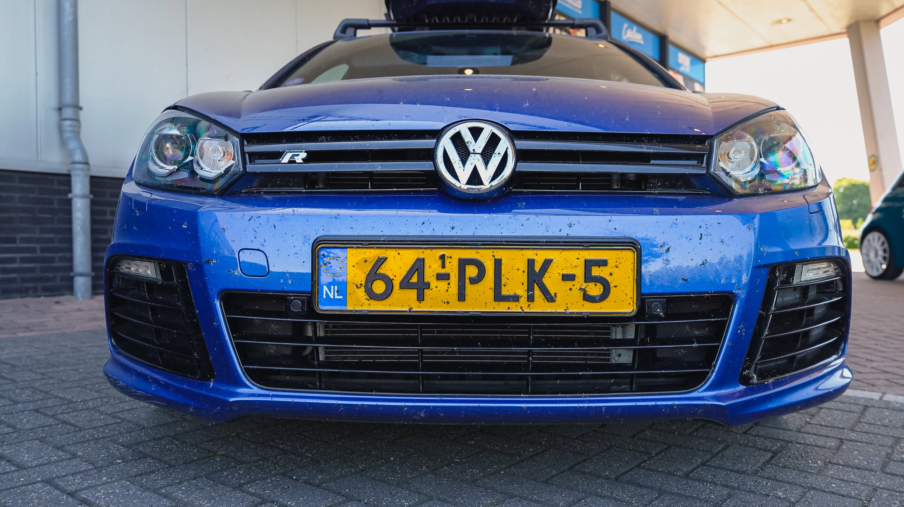 VW-embleem, auto voorkant, grille, blauwe auto, kenteken NL