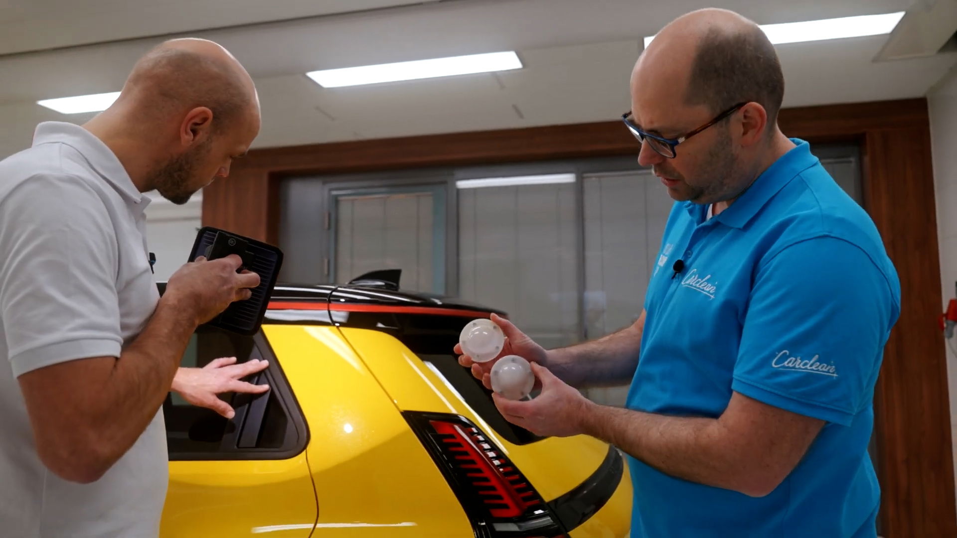 youtube_pcHy2UMxj94_1920x1080_h264.00_02_18_00.Still009 Volwassene, Mannelijk, Man, Persoon