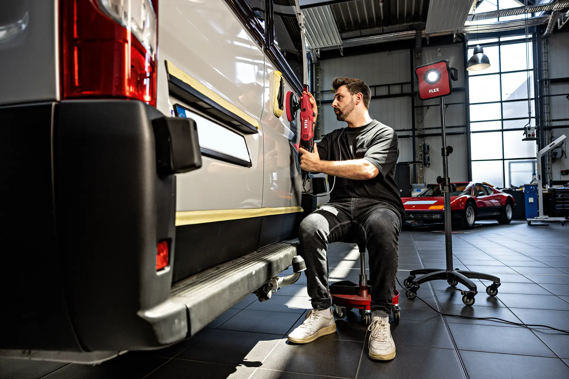 auto onderhoud, workshop, auto reparatie, schilderswerk, worklight