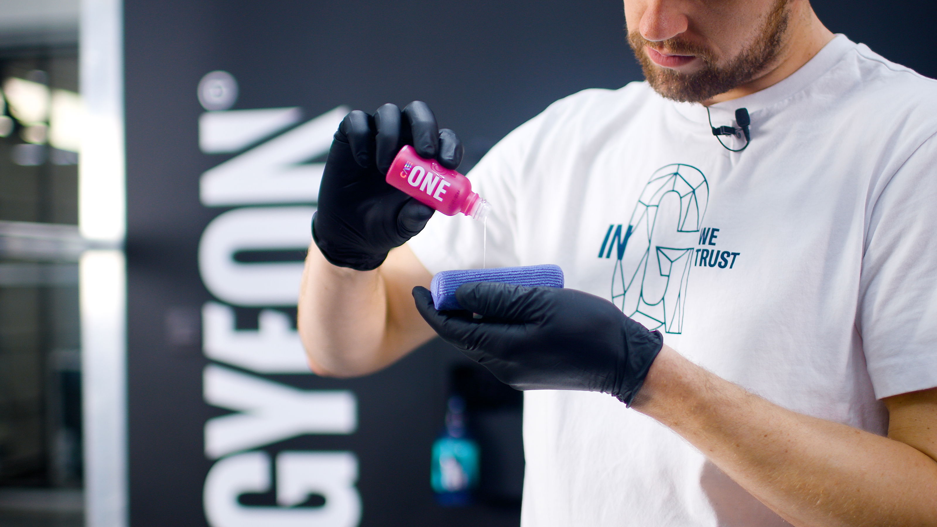 Kleding, Handschoen, T-Shirt, Vinger, Schoonmaak