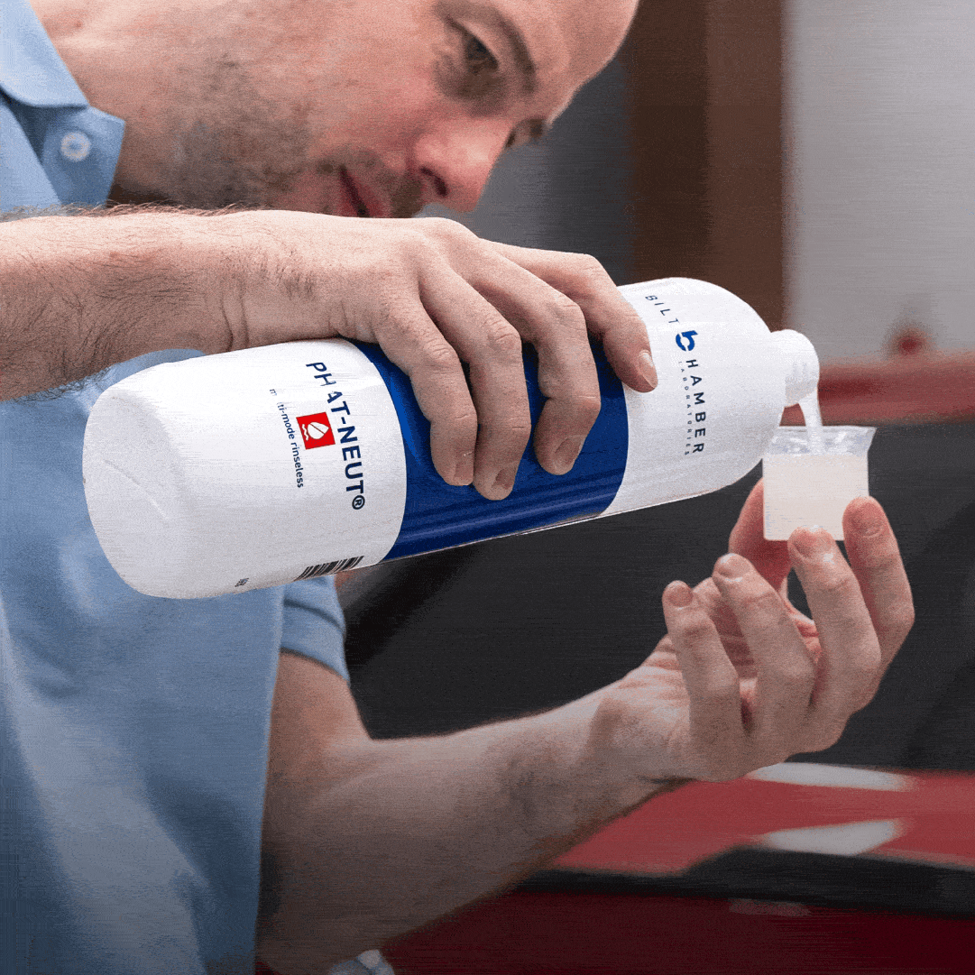eiwitshake, poederfles, blauw-witte fles, hand schenkt, maatbekertje
