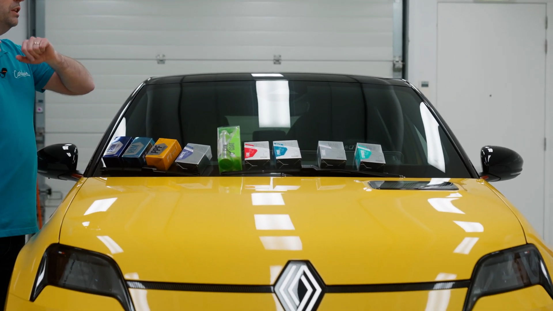 youtube_4t23Pgnpo6w_1920x1080_h264 (2).00_00_31_06.Still005 Auto, Windscherm, Volwassene, Man, Persoon