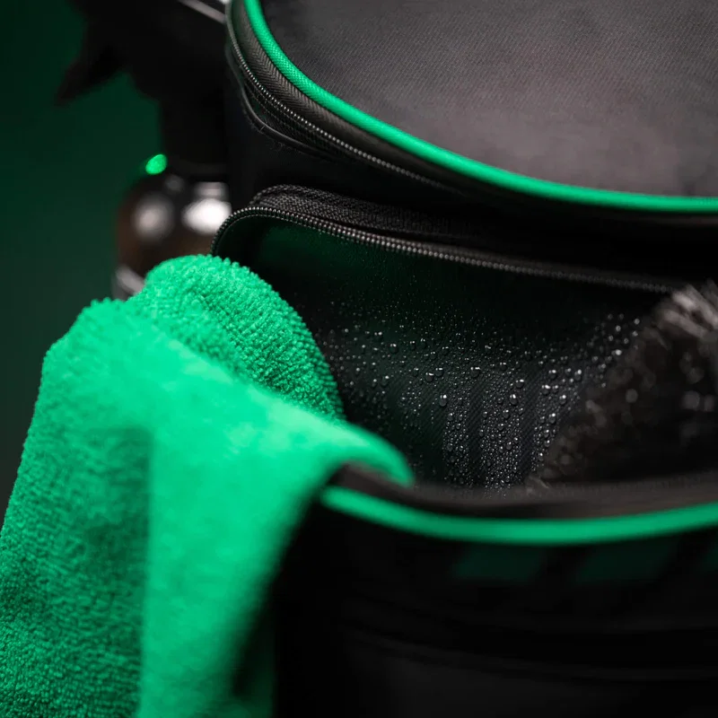 rugged backpack, water-resistant, groene accenten, gesealde compartimenten, zacht doek?