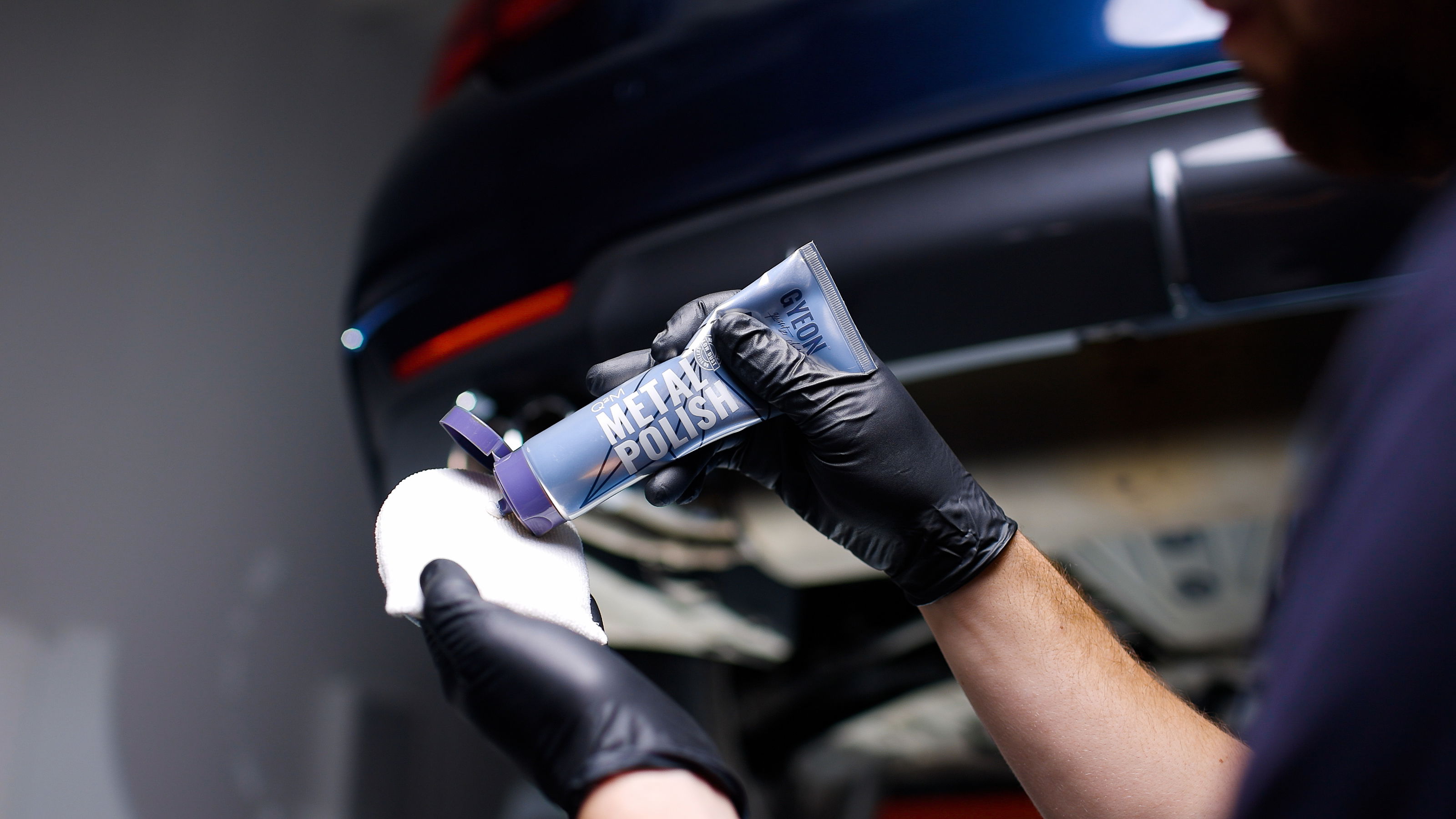 Kleding, Handschoen, Lichtmetalen velg, Voertuig, Wiel